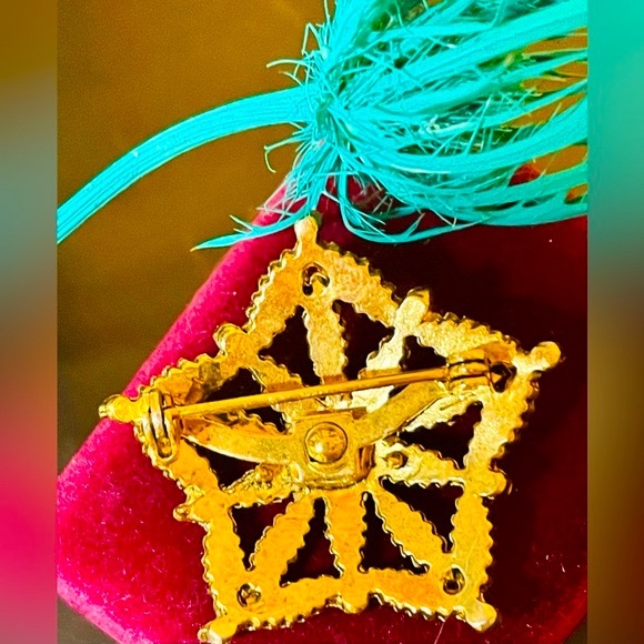 Vintage Five Point Gold Star Brooch - Picture 2 of 6